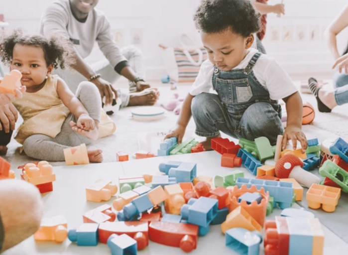 children play with building blocks