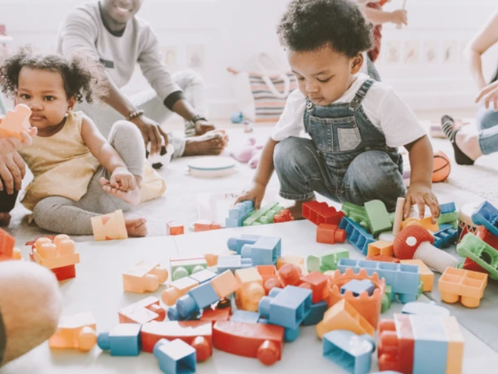 children play with building blocks
