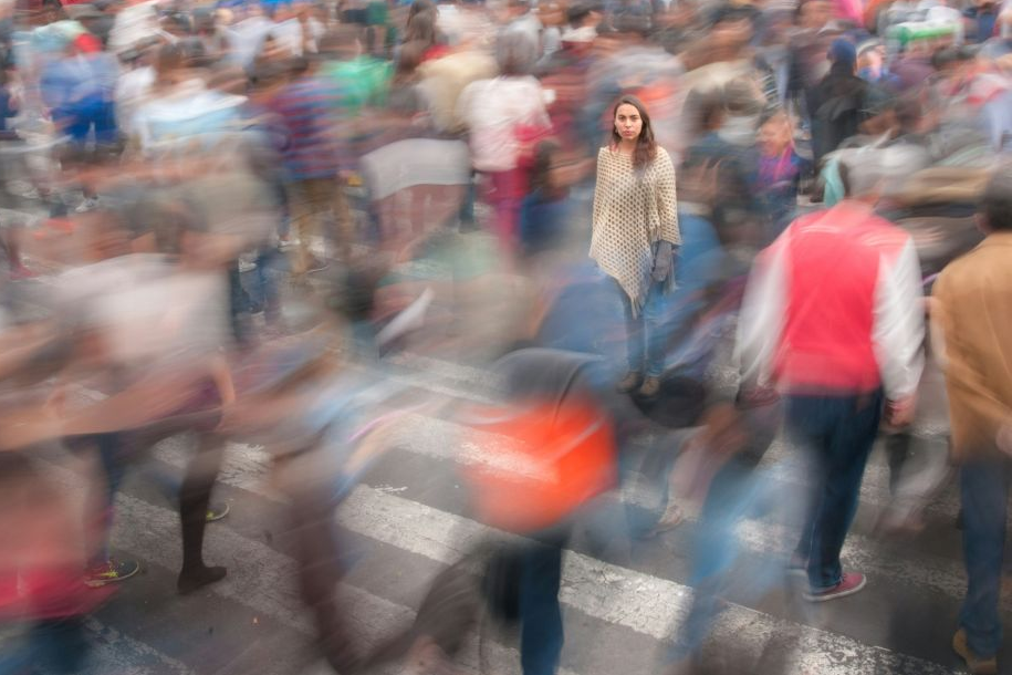 social anxiety disorder - A girl stands in the middle of a crowded street
